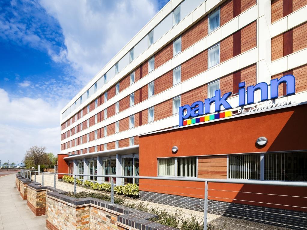 Park Inn By Radisson פטרבורו מראה חיצוני תמונה